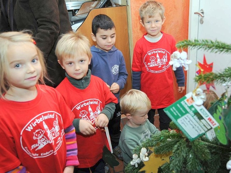 Am Freitag,den  18.11.2011Wunsch-Weihnachtsbaum moersAktion:Evangelischer Kindergartebn Wirbelwind aus Schwafheim schmücken den Wunsch-Weihnachtsbaum in der Pizzeria Da Mimmo in Schwafheim.Foto: Gisela Weißkopf /WAZFotoPool