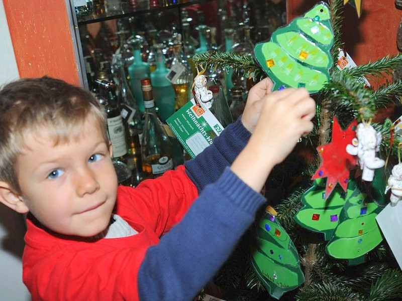 Am Freitag,den  18.11.2011Wunsch-Weihnachtsbaum moersAktion:Evangelischer Kindergartebn Wirbelwind aus Schwafheim schmücken den Wunsch-Weihnachtsbaum in der Pizzeria Da Mimmo in Schwafheim.Foto: Gisela Weißkopf /WAZFotoPool