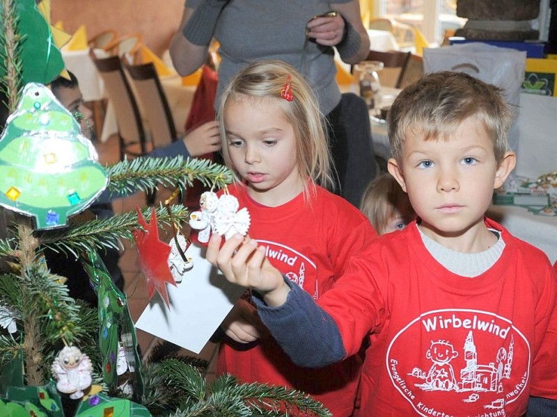 Am Freitag,den  18.11.2011Wunsch-Weihnachtsbaum moersAktion:Evangelischer Kindergartebn Wirbelwind aus Schwafheim schmücken den Wunsch-Weihnachtsbaum in der Pizzeria Da Mimmo in Schwafheim.Foto: Gisela Weißkopf /WAZFotoPool