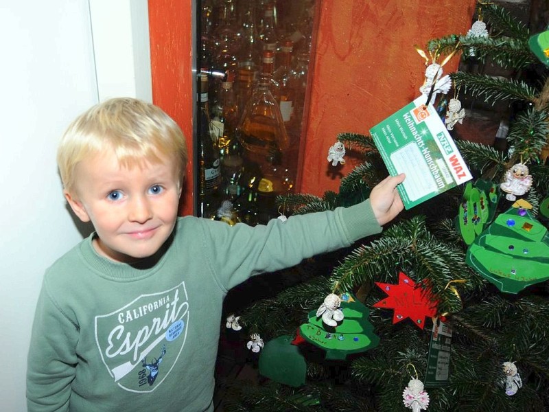 Am Freitag,den  18.11.2011Wunsch-Weihnachtsbaum moersAktion:Evangelischer Kindergartebn Wirbelwind aus Schwafheim schmücken den Wunsch-Weihnachtsbaum in der Pizzeria Da Mimmo in Schwafheim.Foto: Gisela Weißkopf /WAZFotoPool