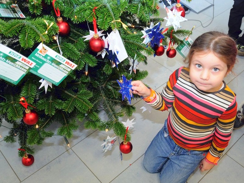 Am Freitag,den 18.11.2011Wunsch-Weihnachtsbaum in MoersAktion:Kindergarten :Städtische  Einrichtung für Kinder ,Orchideenstraße  in Kapellen,schmücken den Wunschweihnachtabaum  in der Versicherungsagentur  Continentale Pauels inn Kapellen.Foto: Gisela Weißkopf / WAZFotoPool