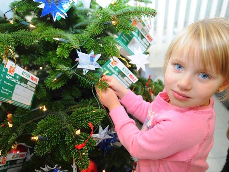 Am Freitag,den 18.11.2011Wunsch-Weihnachtsbaum in MoersAktion:Kindergarten :Städtische  Einrichtung für Kinder ,Orchideenstraße  in Kapellen,schmücken den Wunschweihnachtabaum  in der Versicherungsagentur  Continentale Pauels inn Kapellen.Foto: Gisela Weißkopf / WAZFotoPool