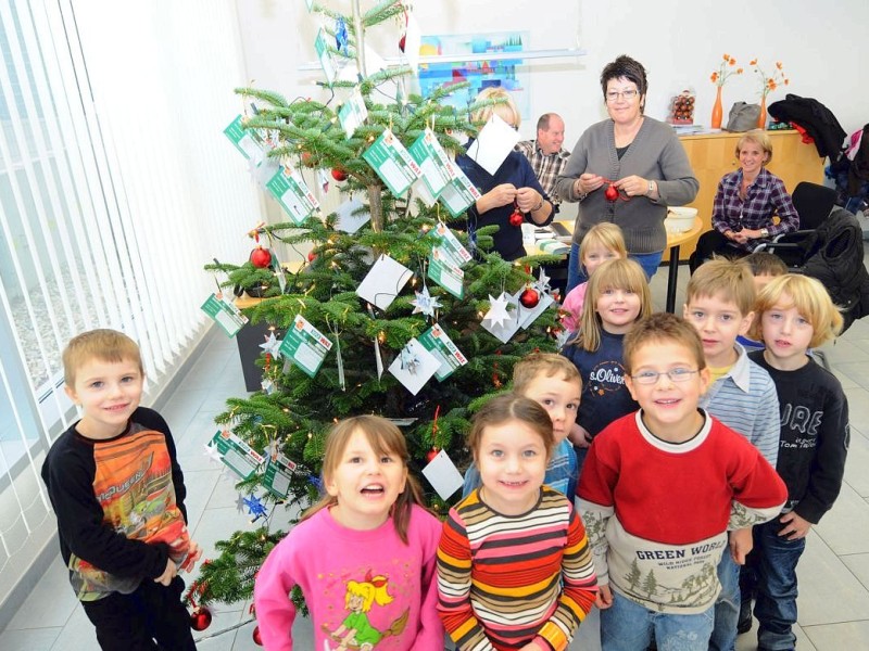 Am Freitag,den 18.11.2011Wunsch-Weihnachtsbaum in MoersAktion:Kindergarten :Städtische  Einrichtung für Kinder ,Orchideenstraße  in Kapellen,schmücken den Wunschweihnachtabaum  in der Versicherungsagentur  Continentale Pauels inn Kapellen.Foto: Gisela Weißkopf / WAZFotoPool