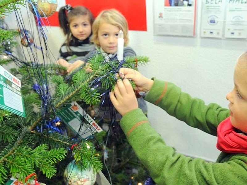 Am freitag,den 18.11.2011Aktion:Wunsch-Weihnachtsbaum kath.Kindergarten  St.Josef am Kastell schmücken den Wunsch-Weihnachtsbaum  im Sozialkaufhaus,, Stoffwechsel " in Moers.Foto: Gisela Weißkopf / WAZFotoPool