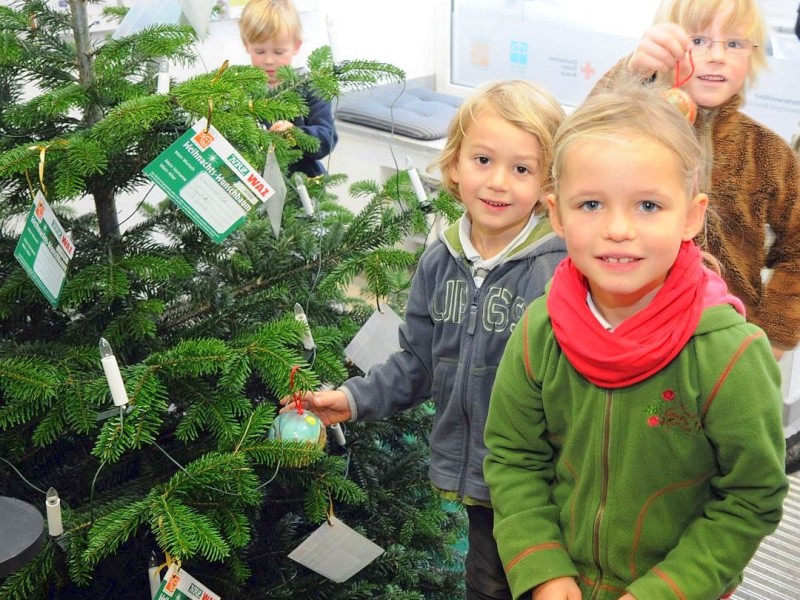 Am freitag,den 18.11.2011Aktion:Wunsch-Weihnachtsbaum kath.Kindergarten  St.Josef am Kastell schmücken den Wunsch-Weihnachtsbaum  im Sozialkaufhaus,, Stoffwechsel " in Moers.Foto: Gisela Weißkopf / WAZFotoPool