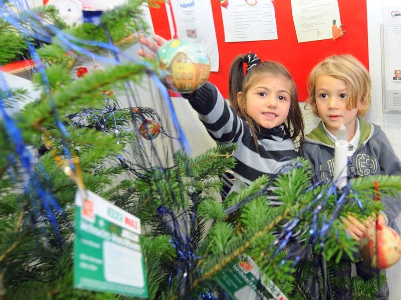 Am freitag,den 18.11.2011Aktion:Wunsch-Weihnachtsbaum kath.Kindergarten  St.Josef am Kastell schmücken den Wunsch-Weihnachtsbaum  im Sozialkaufhaus,, Stoffwechsel " in Moers.Foto: Gisela Weißkopf / WAZFotoPool