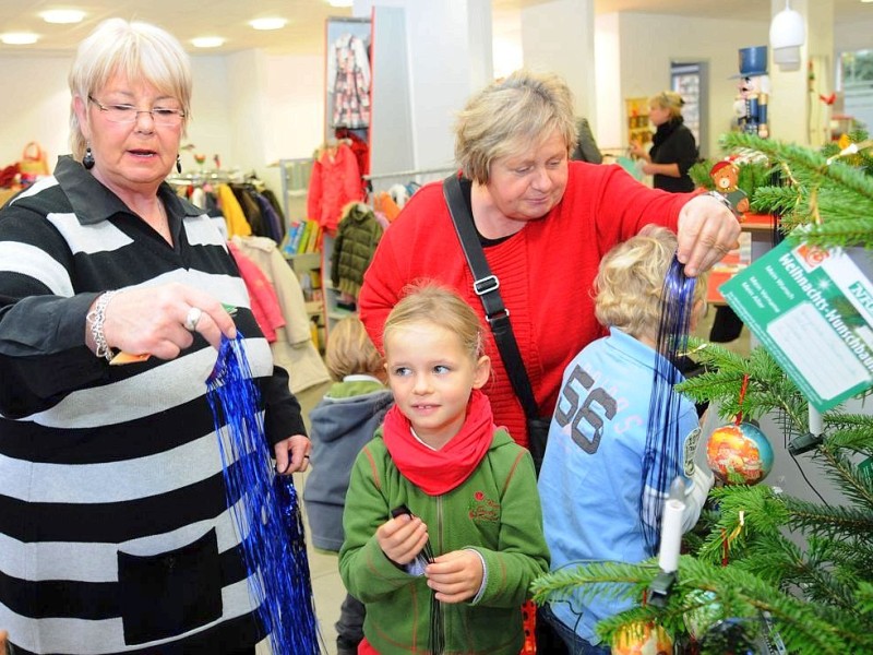 Am freitag,den 18.11.2011Aktion:Wunsch-Weihnachtsbaum kath.Kindergarten  St.Josef am Kastell schmücken den Wunsch-Weihnachtsbaum  im Sozialkaufhaus,, Stoffwechsel " in Moers.Hinten v.l. Peggy Krebber (Stoffwechse) und Ulrike Fendere (KI-GA)Foto: Gisela Weißkopf / WAZFotoPool