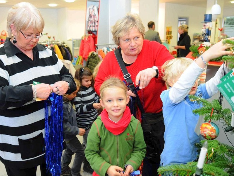 Am freitag,den 18.11.2011Aktion:Wunsch-Weihnachtsbaum kath.Kindergarten  St.Josef am Kastell schmücken den Wunsch-Weihnachtsbaum  im Sozialkaufhaus,, Stoffwechsel " in Moers.Hinten v.l. Peggy Krebber (Stoffwechse) und Ulrike Fendere (KI-GA)Foto: Gisela Weißkopf / WAZFotoPool