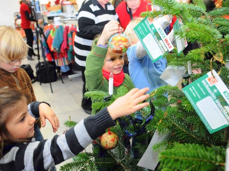 Am freitag,den 18.11.2011Aktion:Wunsch-Weihnachtsbaum kath.Kindergarten  St.Josef am Kastell schmücken den Wunsch-Weihnachtsbaum  im Sozialkaufhaus,, Stoffwechsel " in Moers.Foto: Gisela Weißkopf / WAZFotoPool