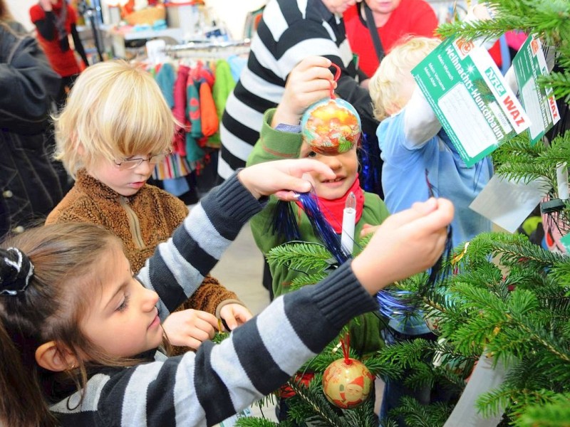 Am freitag,den 18.11.2011Aktion:Wunsch-Weihnachtsbaum kath.Kindergarten  St.Josef am Kastell schmücken den Wunsch-Weihnachtsbaum  im Sozialkaufhaus,, Stoffwechsel " in Moers.Foto: Gisela Weißkopf / WAZFotoPool