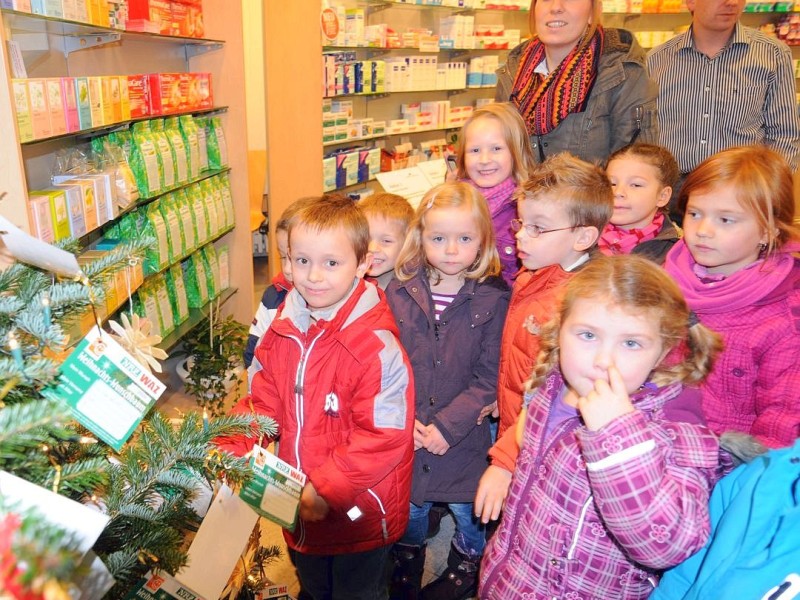 Am  Freitag, den 18.11.2011Aktion:Wunschweihnachtsbaum  Moers der Kindergarten St.Martin  aus Repepelen war zum Schmücken in der Markt-Apotheke in Repelen.Foto: Gisela Weißkopf / WAZFotoPool