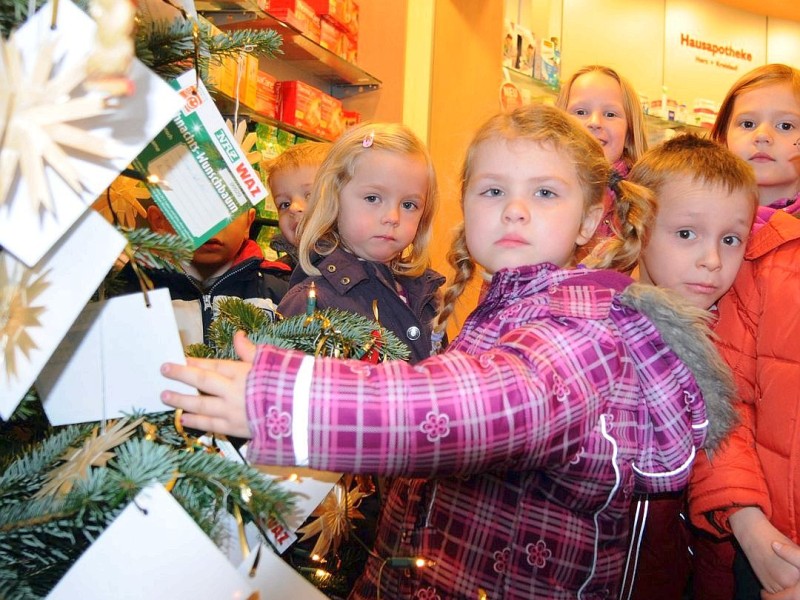 Am  Freitag, den 18.11.2011Aktion:Wunschweihnachtsbaum  Moers der Kindergarten St.Martin  aus Repepelen war zum Schmücken in der Markt-Apotheke in Repelen.Foto: Gisela Weißkopf / WAZFotoPool