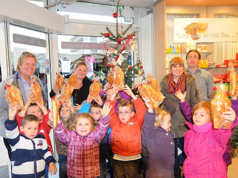 Am  Freitag, den 18.11.2011Aktion:Wunschweihnachtsbaum  Moers der Kindergarten St.Martin  aus Repepelen war zum Schmücken in der Markt-Apotheke in Repelen.Foto: Gisela Weißkopf / WAZFotoPool