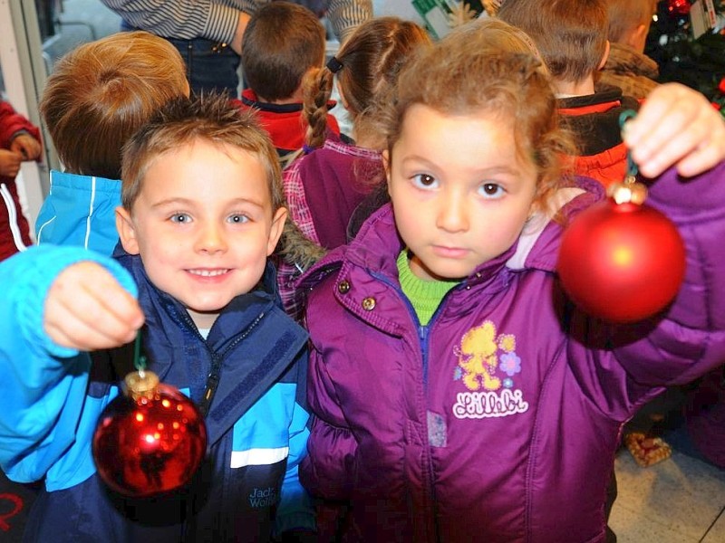 Am  Freitag, den 18.11.2011Aktion:Wunschweihnachtsbaum  Moers der Kindergarten St.Martin  aus Repepelen war zum Schmücken in der Markt-Apotheke in Repelen.Foto: Gisela Weißkopf / WAZFotoPool