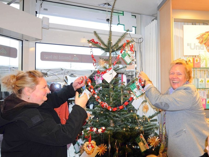 Am  Freitag, den 18.11.2011Aktion:Wunschweihnachtsbaum  Moers der Kindergarten St.Martin  aus Repepelen war zum Schmücken in der Markt-Apotheke in Repelen.Foto: Gisela Weißkopf / WAZFotoPool