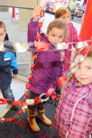 Am  Freitag, den 18.11.2011Aktion:Wunschweihnachtsbaum  Moers der Kindergarten St.Martin  aus Repepelen war zum Schmücken in der Markt-Apotheke in Repelen.Foto: Gisela Weißkopf / WAZFotoPool