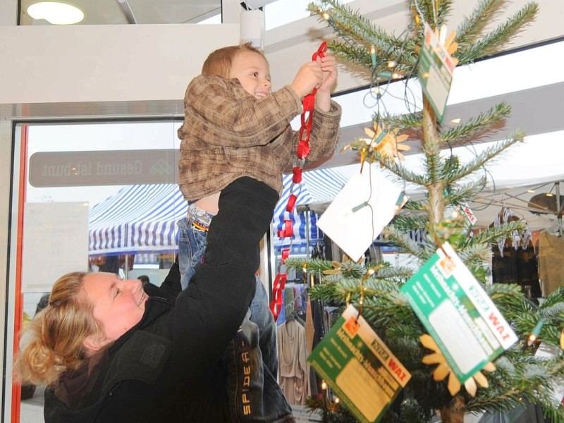 Am  Freitag, den 18.11.2011Aktion:Wunschweihnachtsbaum  Moers der Kindergarten St.Martin  aus Repepelen war zum Schmücken in der Markt-Apotheke in Repelen.Foto: Gisela Weißkopf / WAZFotoPool