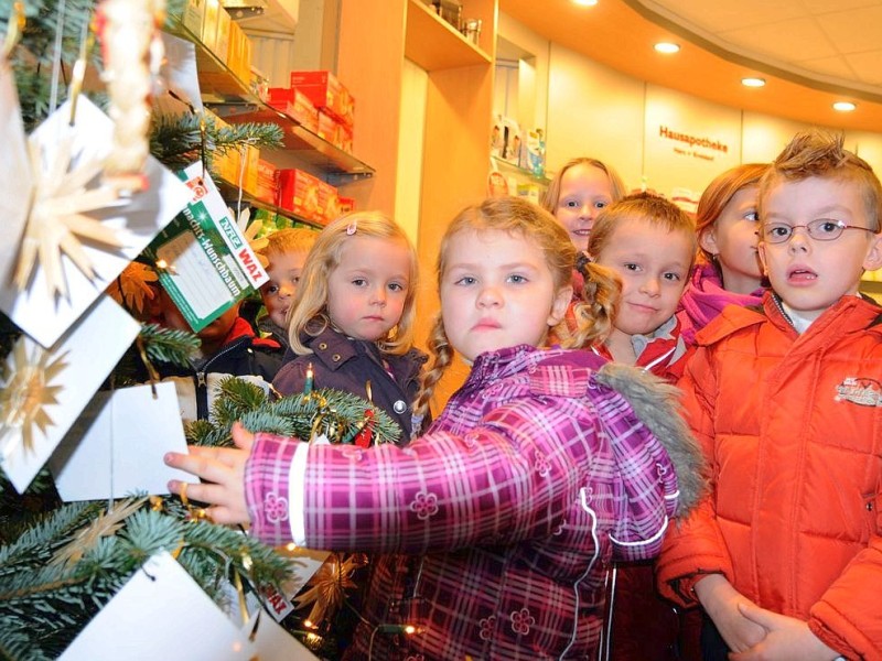 Am  Freitag, den 18.11.2011Aktion:Wunschweihnachtsbaum  Moers der Kindergarten St.Martin  aus Repepelen war zum Schmücken in der Markt-Apotheke in Repelen.Foto: Gisela Weißkopf / WAZFotoPool