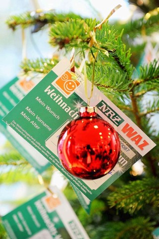 Am 18.11.2011 findet in Moers die Weihnachtswunschbaumaktion der NRZ/WAZ in Zusammenarbeit mit dem Verein Klartext für Kinder e.V. statt. Kiunder der Kindergärten aus der Region hängen Wunschzettel an Weihnachtsbäume in den Räumlichkeiten von Geldinstituten und des Einzelhandels.Foto: Matthias Graben / WAZ FotoPool