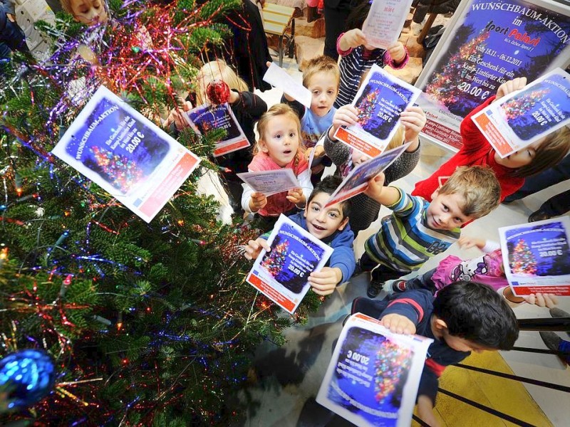 Am 18.11.2011 findet in Moers die Weihnachtswunschbaumaktion der NRZ/WAZ in Zusammenarbeit mit dem Verein Klartext für Kinder e.V. statt. Kiunder der Kindergärten aus der Region hängen Wunschzettel an Weihnachtsbäume in den Räumlichkeiten von Geldinstituten und des Einzelhandels.Foto: Matthias Graben / WAZ FotoPool