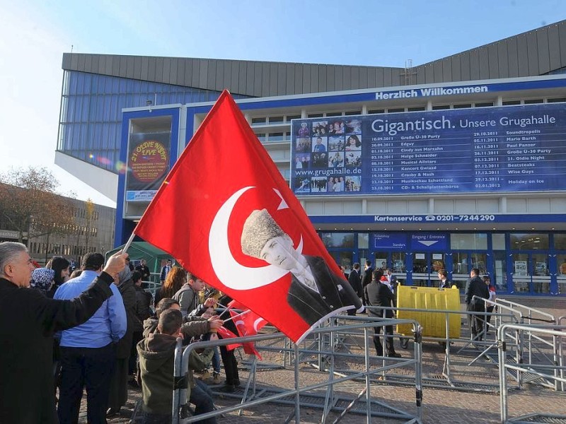 Tausende Mitglieder der vom Verfassungsschutz beobachteten „Föderation der Demokratischen Türkischen Idealistenvereine in Deutschland“, besser bekannt als „Graue Wölfe“, reisten in Essen an. Foto: Remo Bodo Tietz