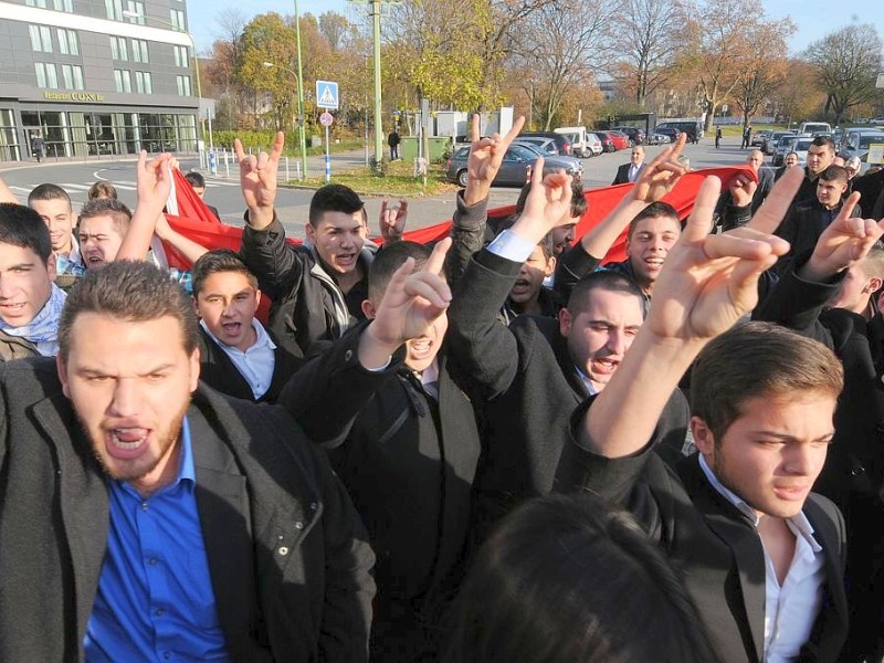 Tausende Mitglieder der vom Verfassungsschutz beobachteten „Föderation der Demokratischen Türkischen Idealistenvereine in Deutschland“, besser bekannt als „Graue Wölfe“, reisten in Essen an. Foto: Remo Bodo Tietz