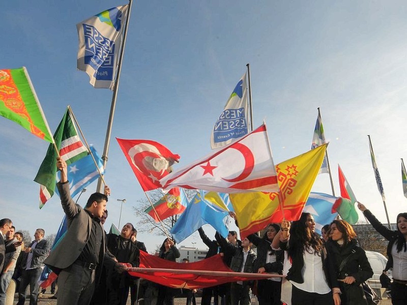 Tausende Mitglieder der vom Verfassungsschutz beobachteten „Föderation der Demokratischen Türkischen Idealistenvereine in Deutschland“, besser bekannt als „Graue Wölfe“, reisten in Essen an. Foto: Remo Bodo Tietz