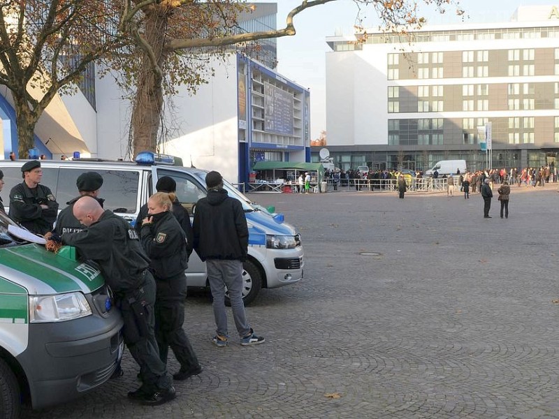 Tausende Mitglieder der vom Verfassungsschutz beobachteten „Föderation der Demokratischen Türkischen Idealistenvereine in Deutschland“, besser bekannt als „Graue Wölfe“, reisten in Essen an. Foto: Remo Bodo Tietz