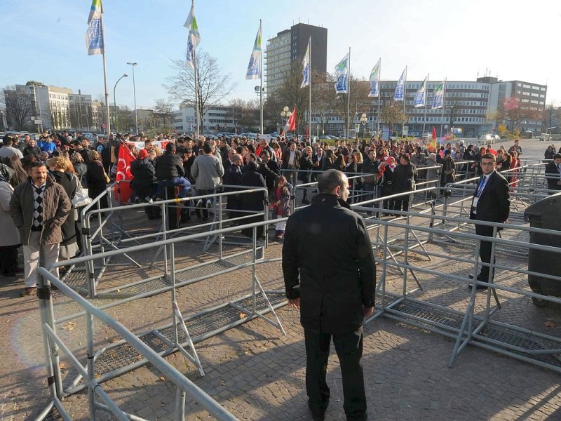 Tausende Mitglieder der vom Verfassungsschutz beobachteten „Föderation der Demokratischen Türkischen Idealistenvereine in Deutschland“, besser bekannt als „Graue Wölfe“, reisten in Essen an. Foto: Remo Bodo Tietz