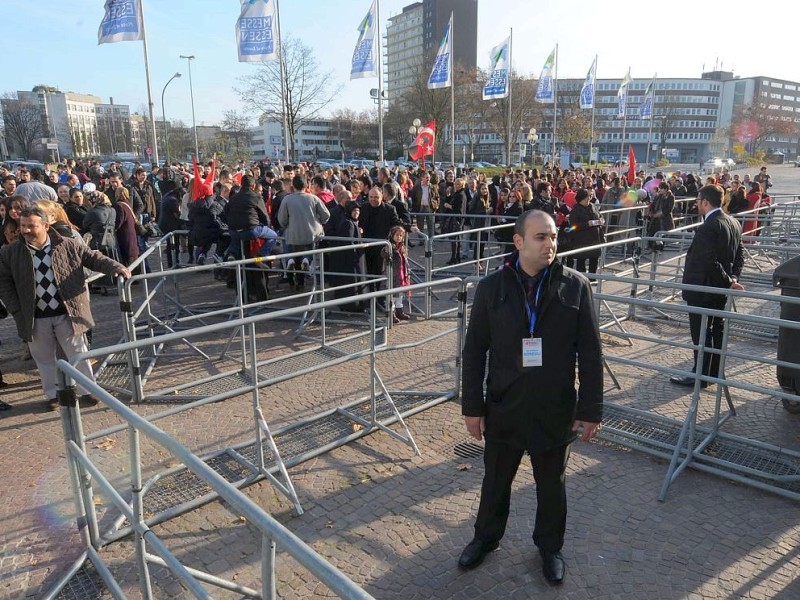 Tausende Mitglieder der vom Verfassungsschutz beobachteten „Föderation der Demokratischen Türkischen Idealistenvereine in Deutschland“, besser bekannt als „Graue Wölfe“, reisten in Essen an. Foto: Remo Bodo Tietz