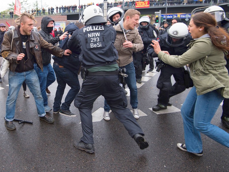 Es gab zahlreiche Rangeleien zwischen der Polizei und linken Gegendemonstranten.