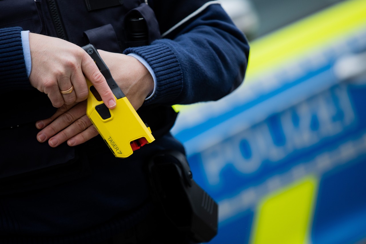 Seit Januar 2021 testet die Polizei in NRW ein Jahr lang Distanz-Elektroimplusgeräte (DEIG) – kurz: Taser. (Symbolbild)