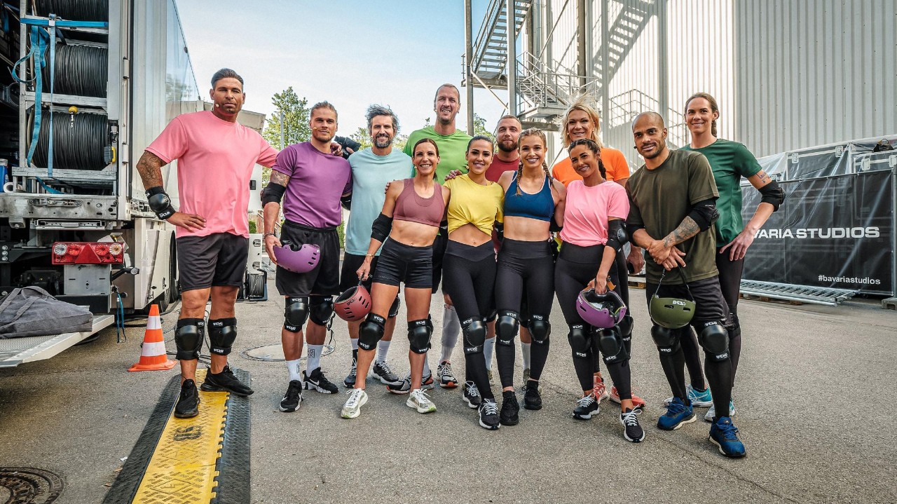 Diese Promis sind bei der Luftballonmeisterschaft dabei: Tim Wiese, Rúrik Gíslason, Tom Beck, Sabrina Mockenhaupt-Gregor, Pascal Hens, Elena Miras, Filip Pavlovic, Lola Weippert, Maria Höfl-Riesch, Sarah Engels, David Odonkor und Kira Walkenhorst (v.l.n.r.).