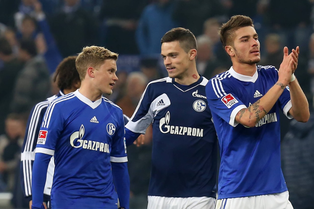 Beim FC Schalke 04 startete er seine Profikarriere, jetzt sagt Dennis Erdmann (m.) Deutschland „bye, bye“.