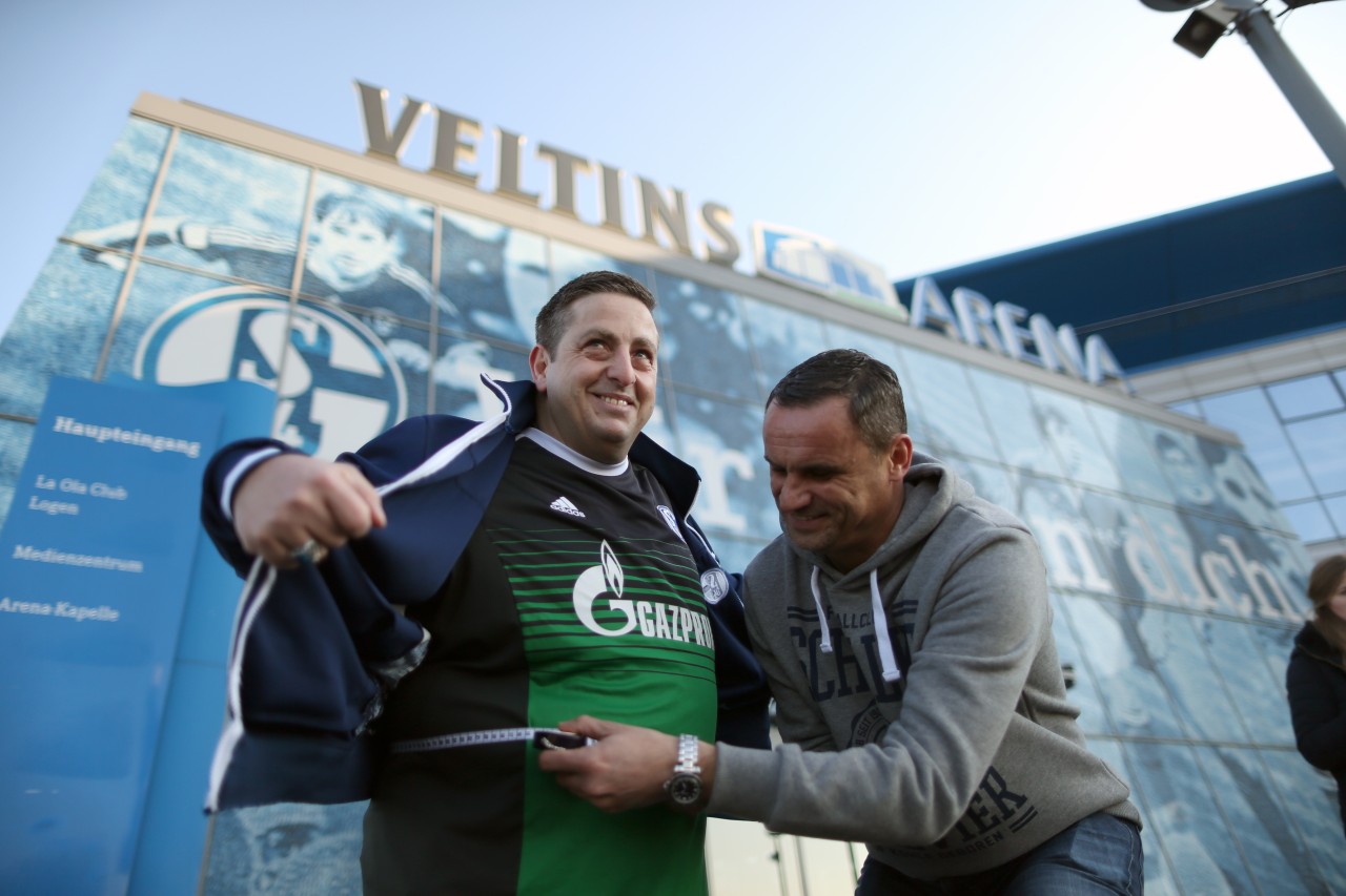 Schalke-Kultfan Francesco Mattone (l.) mit Sturmlegende Martin Max bei einer Abnehm-Aktion des S04 2017.