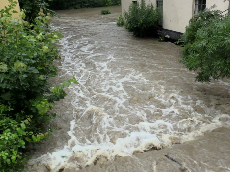 Flüsse und Bäche traten über die Ufer.