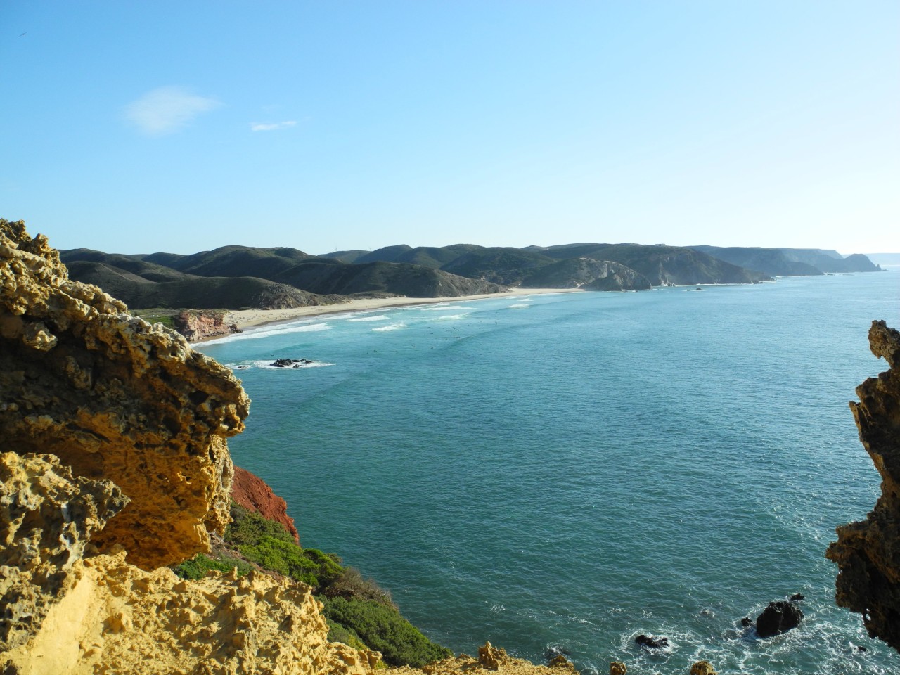 Blauer Himmel, kilometerlange Strände: Die Algarve ist auch in der Nebensaison ein perfektes Ziel für Strandurlauber und Sonnenanbeter.