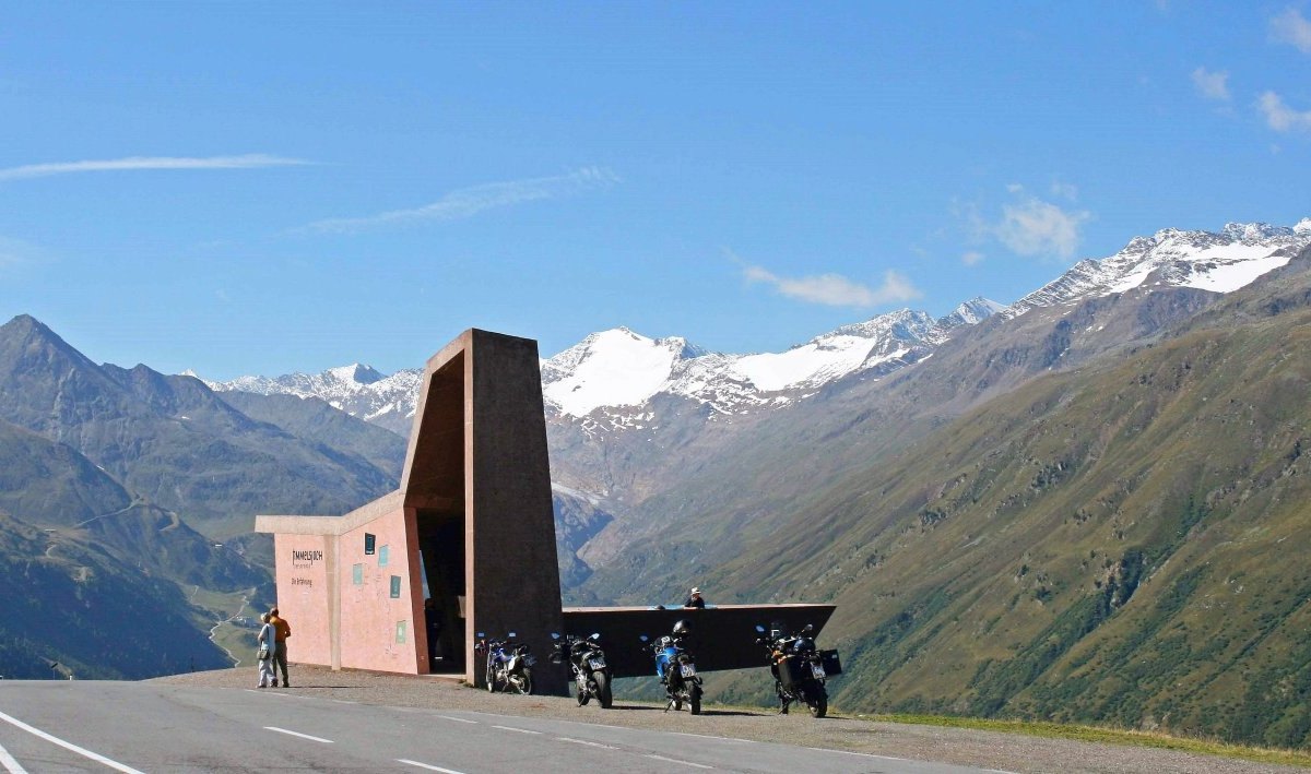 timmelsjoch-kunstobjekt-am-timmel-der-steg-mit-bikes_foto_dagmargehm~6154dd40-a669-4088-8dc7-5765eff6a5c1.jpg