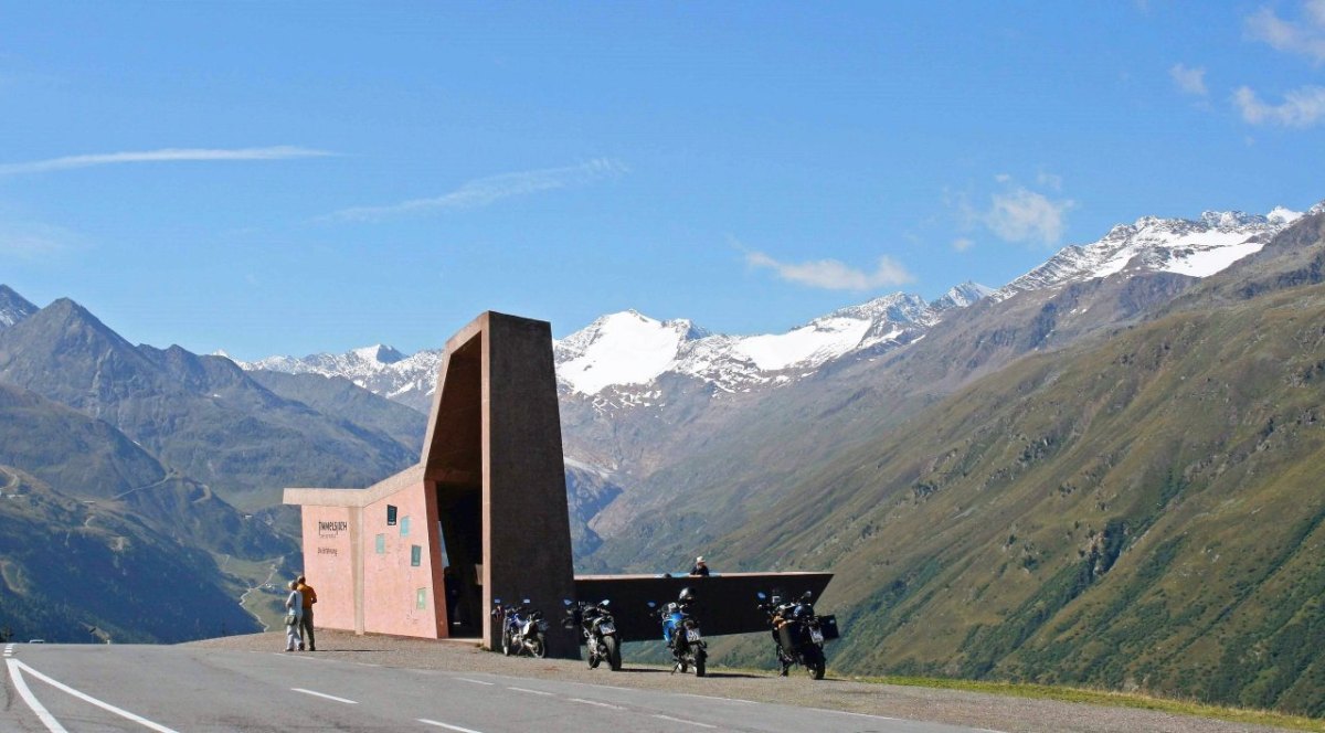 timmelsjoch-kunstobjekt-am-timmel-der-steg-mit-bikes_foto_dagmargehm~6154dd40-a669-4088-8dc7-5765eff6a5c1.jpg