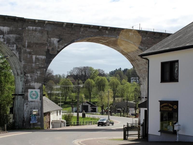 Die 285 Meter lange Brücke ist das Wahrzeichen von Born. Schon mit dem Ende des Zweiten Weltkrieges 1945 hatte das Bauwerk ausgedient.