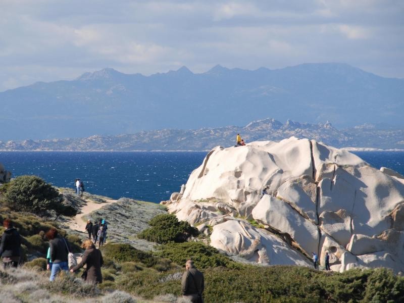 Korsika zum Greifen nahe: Die Nachbarinsel ist über die Straße von Bonifacio vom Capo Testa aus besonders gut zu sehen.