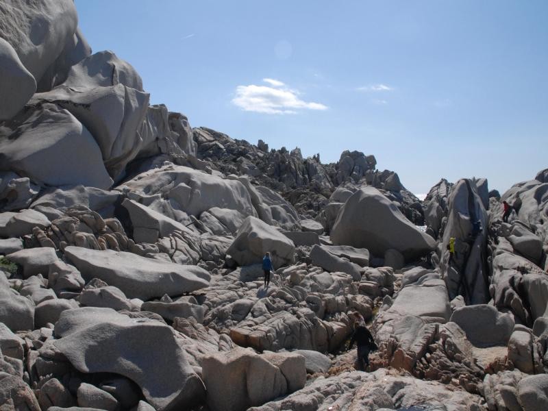 Wie eine Mondlandschaft: In den Felsen am Capo Testa kann man sich leicht verirren, findet aber immer wieder einen Ausweg.