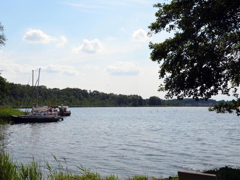 Still ruht der See: Der idyllische Neuwarper See lädt zu einem Bootsausflug ein. Der See verbindet Deutschland und Polen.