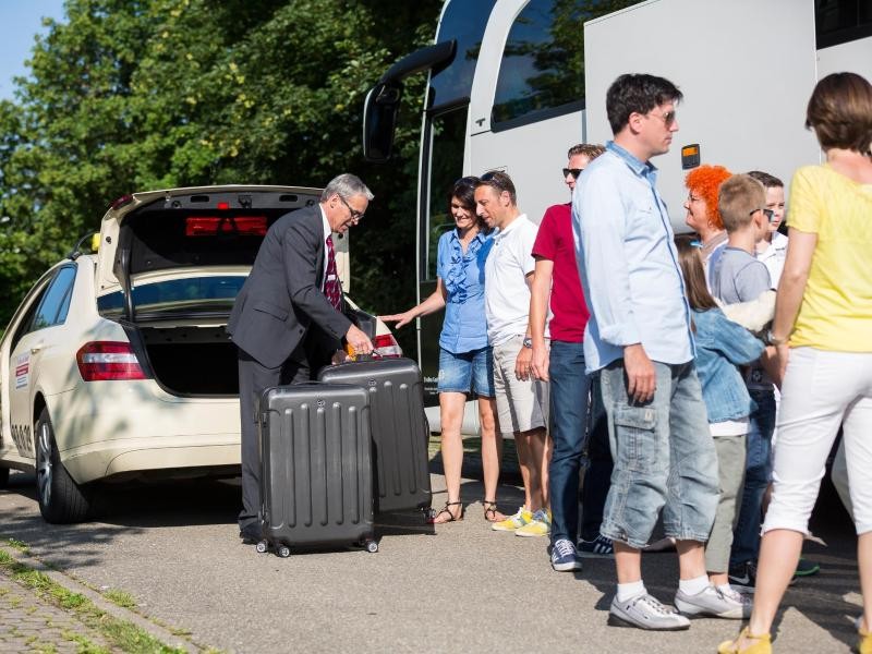 Einige Busunternehmen holen die Urlauber von zu Hause ab.