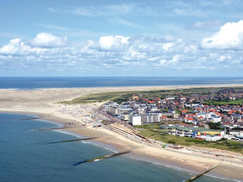 Badevergnügen auf Borkum: Der Strand ist 26 Kilometer lang und 500 Meter breit.