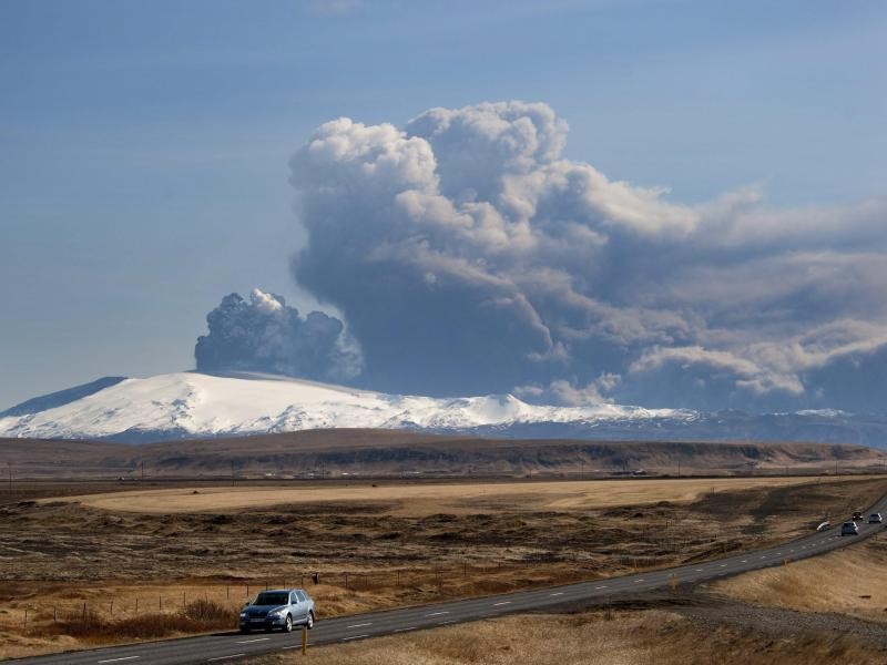 In den wenigen wärmeren Monaten ist Island bei Touristen beliebt. Eine Attraktion ist der Vulkan Eyjafjallajokull.