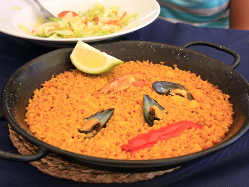 In den Restaurants von Tabarca lockt leckere Paella.