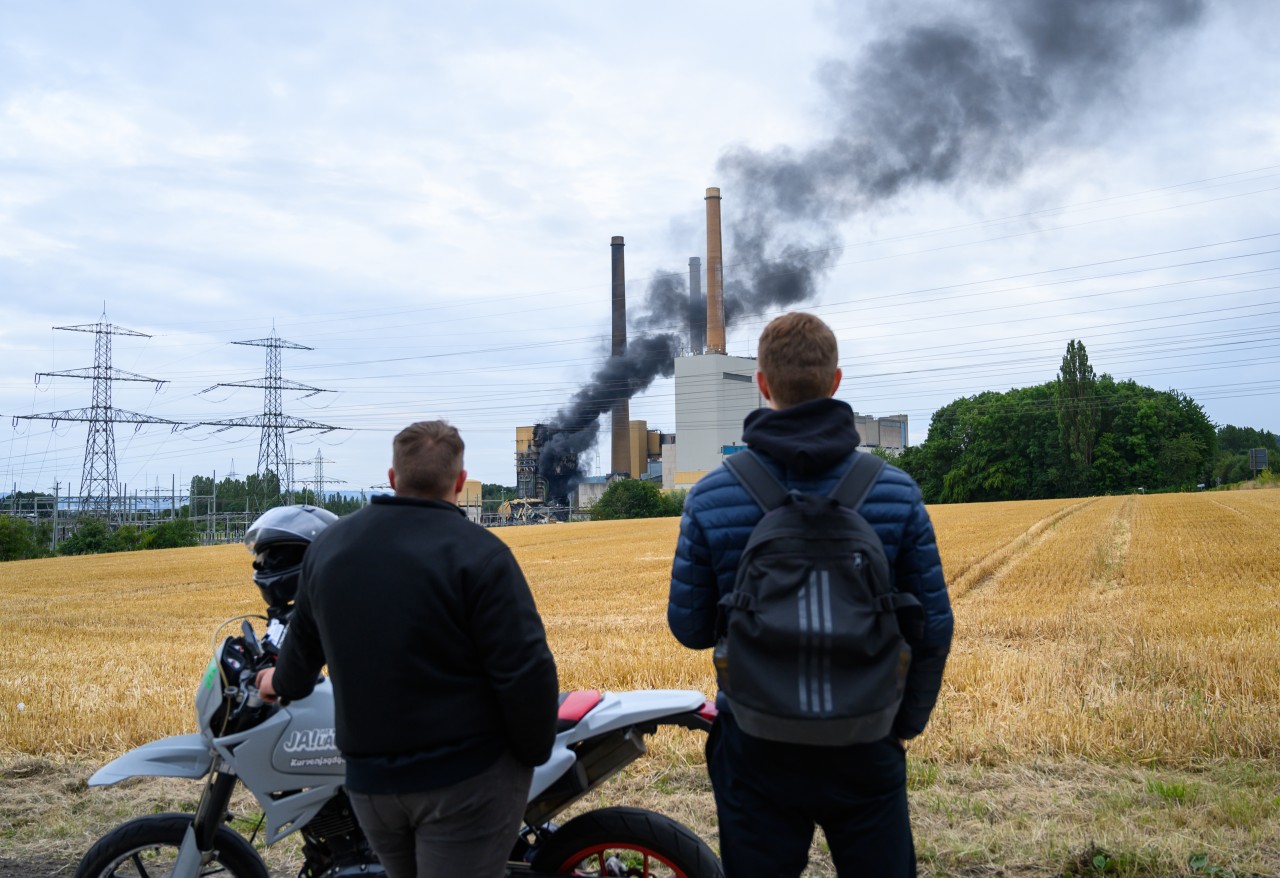 Die meterhohe Rauchsäule zog viele Schaulustige an.