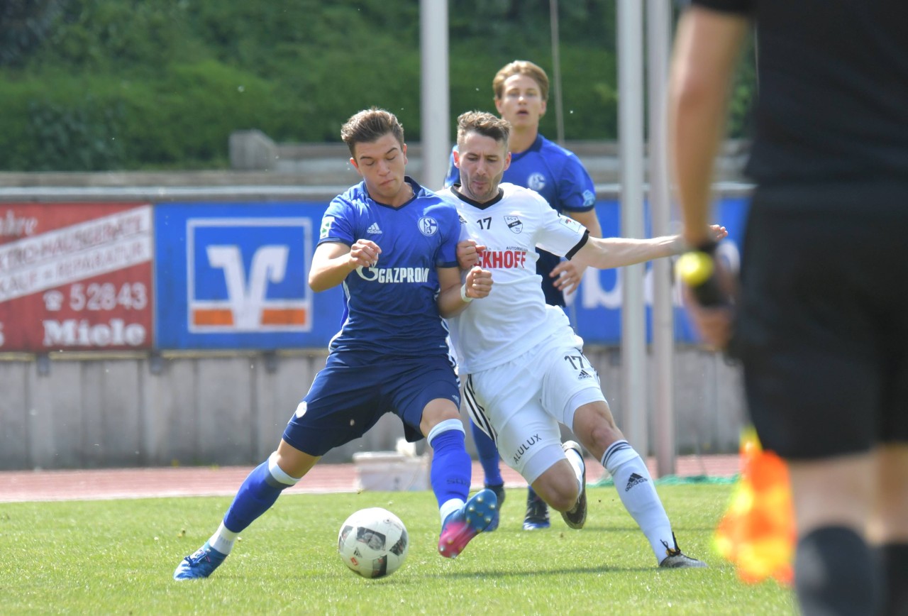 Bereits 2016/17 trug Kai Wagner (l.) das Trikot des FC Schalke 04.