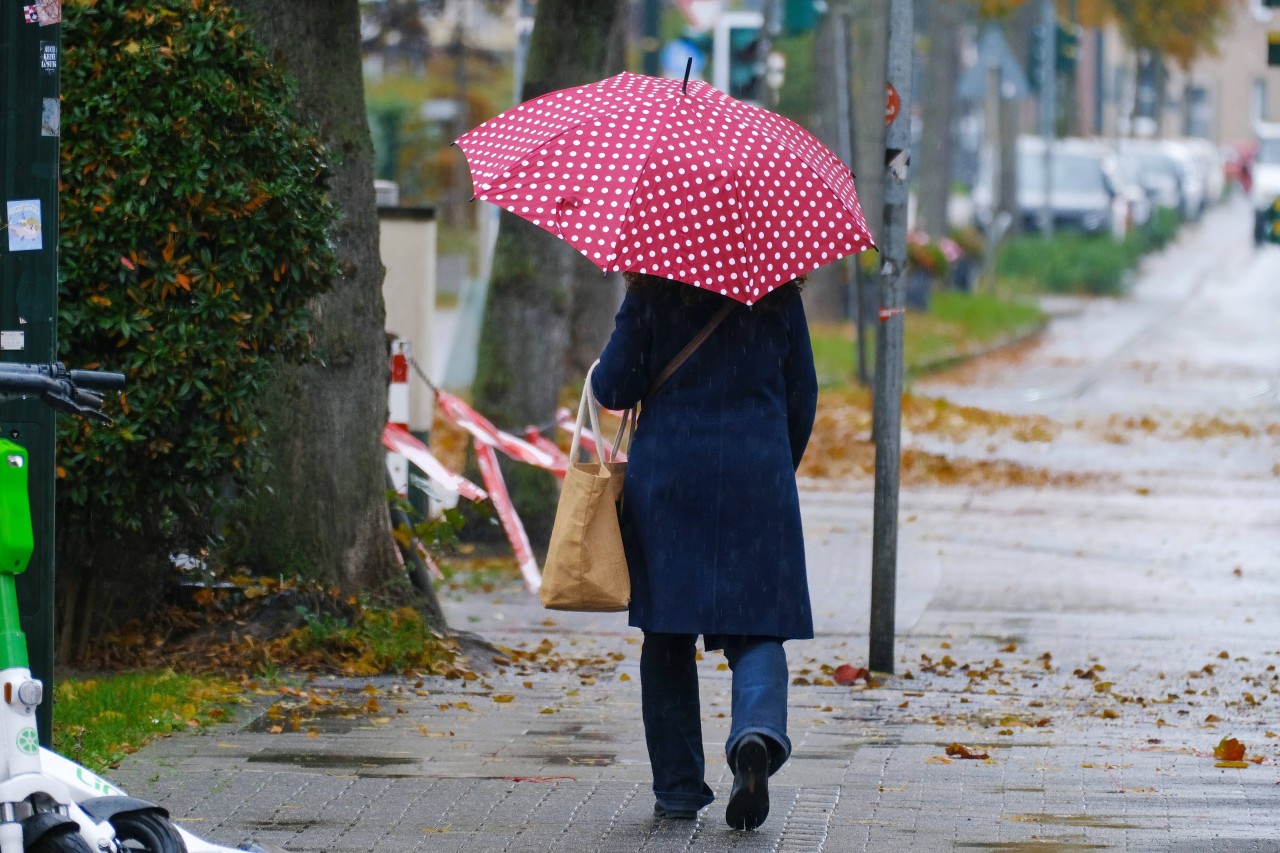 Die Wetter-Aussichten für NRW sind am Wochenende und zum Wochenstart mies! (Symbolbild)